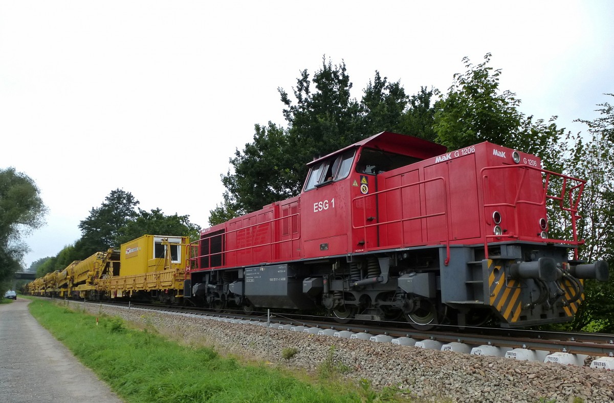 Diesellok MaK G1206 mit Schotterbettreinigungszug von Plasser&Theurer auf der S-Bahn-Strecke zwischen Gottenheim und Hugstetten, Aug.2013