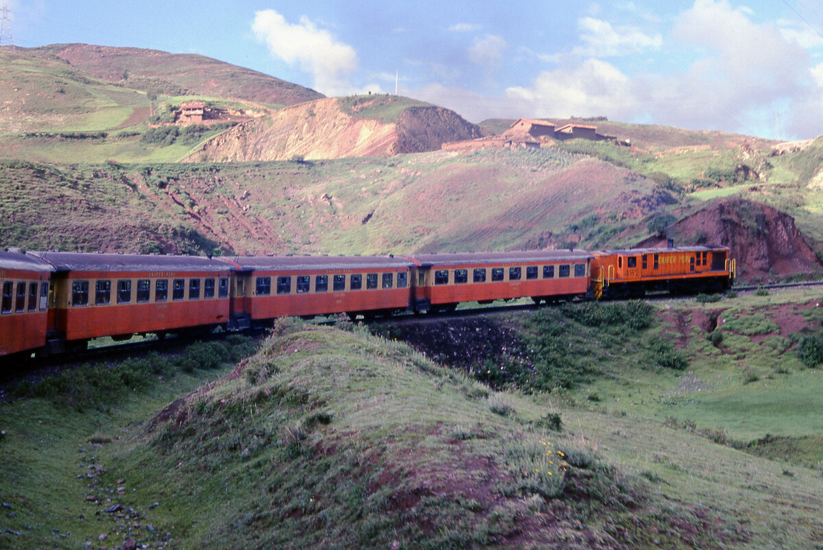 Diesellok Nr. 482 der ENAFER PERU zieht den Touristenzug durch die karge Landschaft von Cusco in Richtung Machu Picchu, 28.1.1980