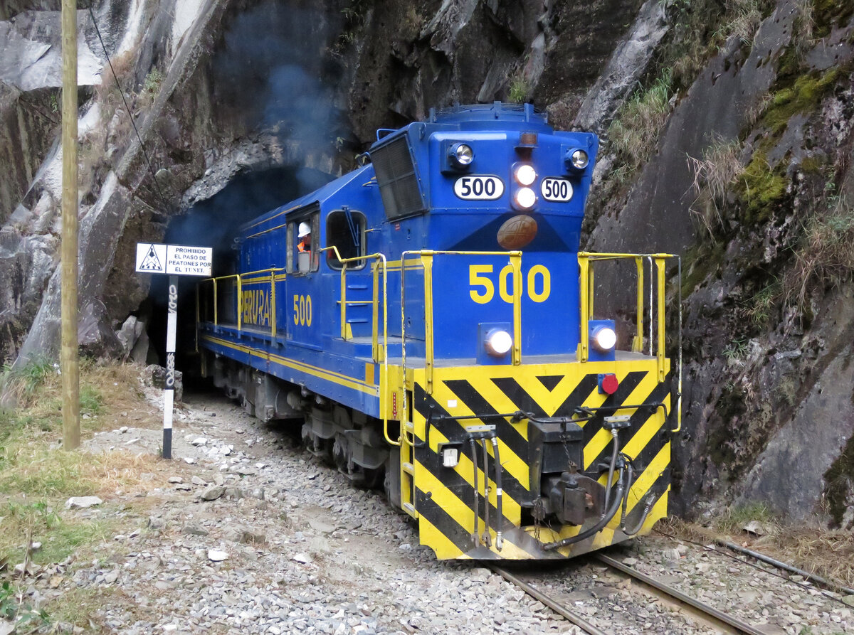 Diesellok Nr. 500 f�hrt vom Stilllager in Puente Ruinas zum Personenbahnhof  Aguas Calientes am Fuss der weltber�hmten Inkast�tte Machu Picchu. Aguas Calientes, 15.7.2015