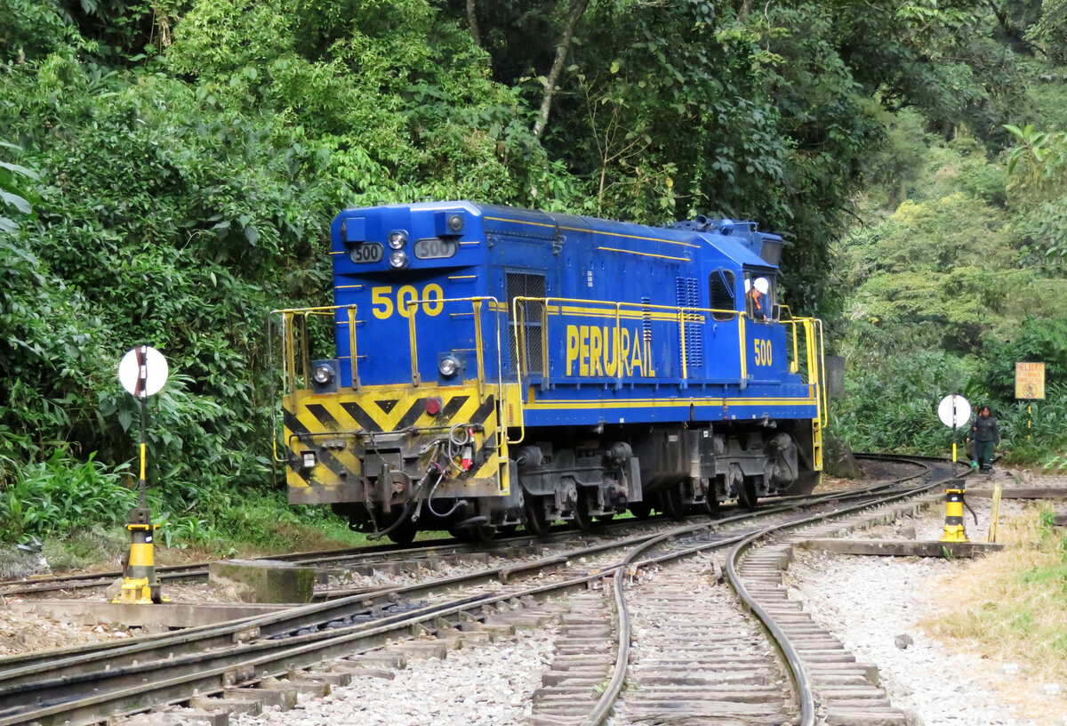 Diesellok Nr. 500 im 'Urwaldbahnhof' Puente Ruinas. Aguas Calientes, 15.7.2015