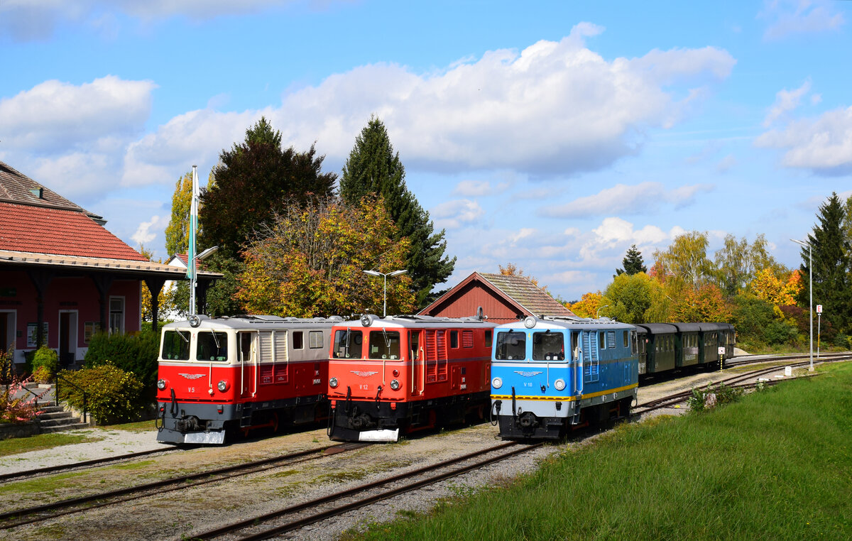 Diesellok Parade in Weitra. Die Loks sind (von links nach rechts): V5 (ex. ÖBB 2095.05), V12 (ex. ÖBB 2095.012), V10 (ex. ÖBB 2095.010).
Vielen Dank an NÖVOG für die Organisation!
Weitra, 08.10.2022.