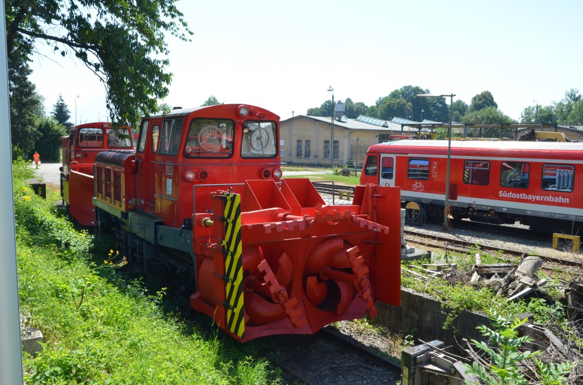 Diesellok-Schneeschleuder BR 832, Schweres Nebenfahrzeug D-DB 40 80 9475 179-4 ist in der Nähe vom Museum Lokwelt in Freilassing abgestellt am 07.07.15.