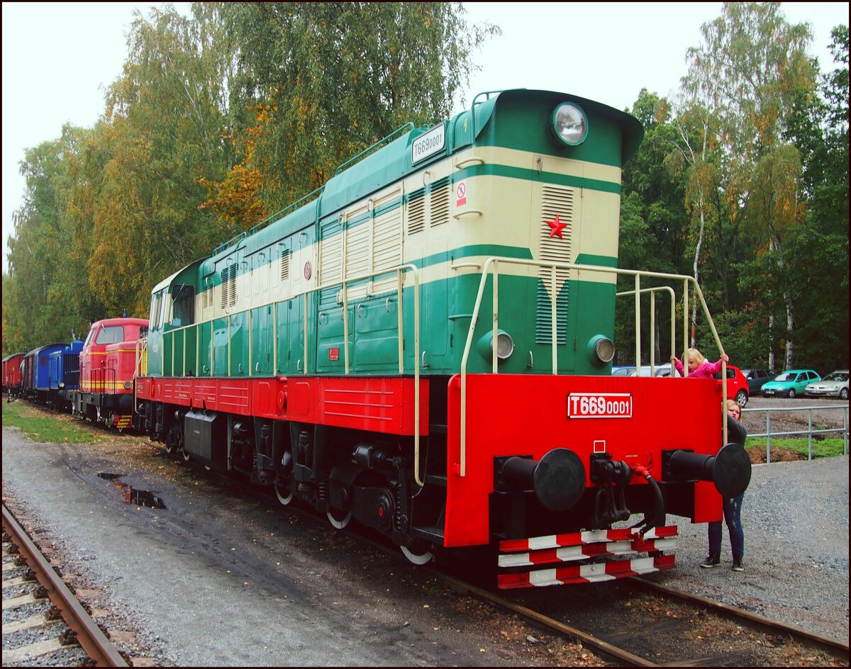 Diesellok T669.0001  Cmelak (Baujahre 1963)in Lužná u Rakovníka am 10. 10. 2015.
