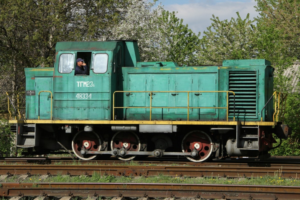 Diesellok TGM 23 . Russische Bauart von der ca 9400 Stk hergestellt wurden. Dieses Exemplar rangierte am 3 Mai 2015 im Bahnhof Haysin hin und her.