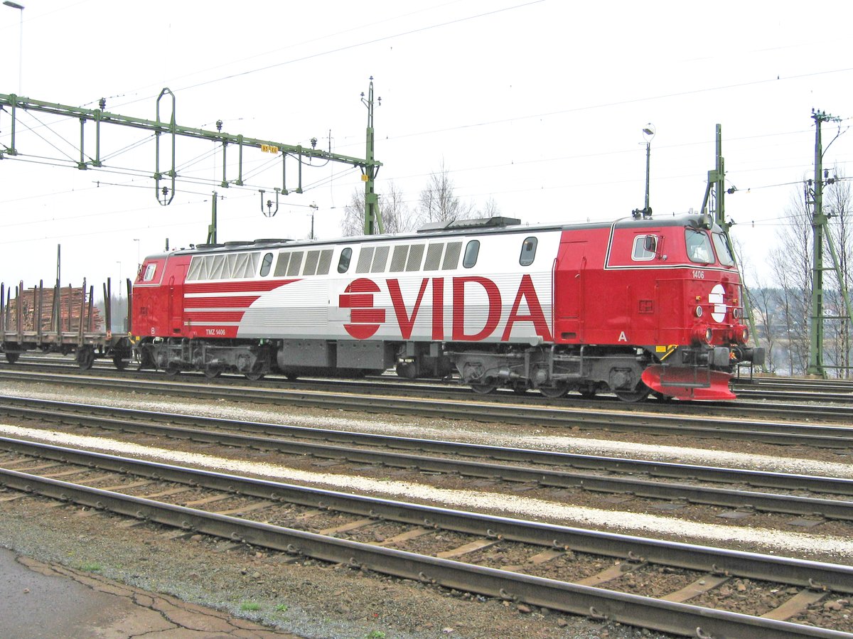 Diesellok TMZ 1406 von dem schwedischen Holzkonzern Vida am Bahnhof Nässjö. Aufnahme vom 15.04.2005
