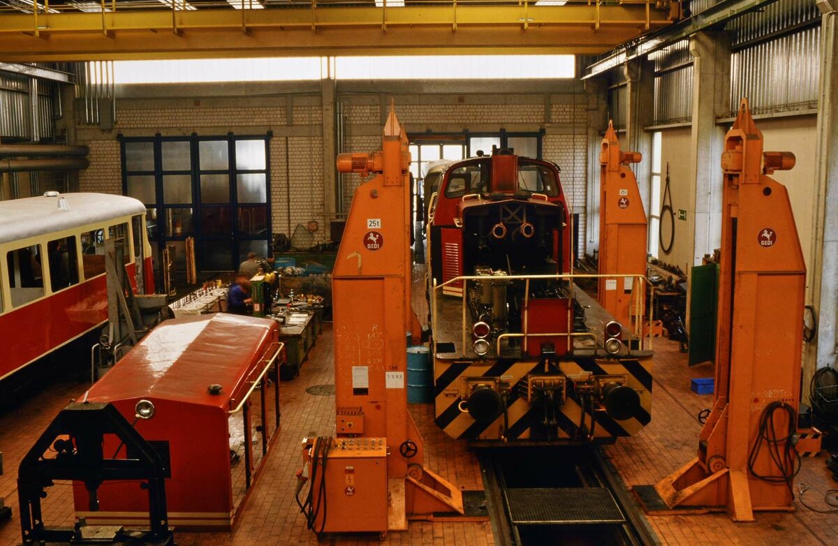 Diesellok V 119 bei ihrer Überholung im Bw Gammertingen (Hohenzollerische Landesbahn, HzL).
Datum: 29.10.1984 