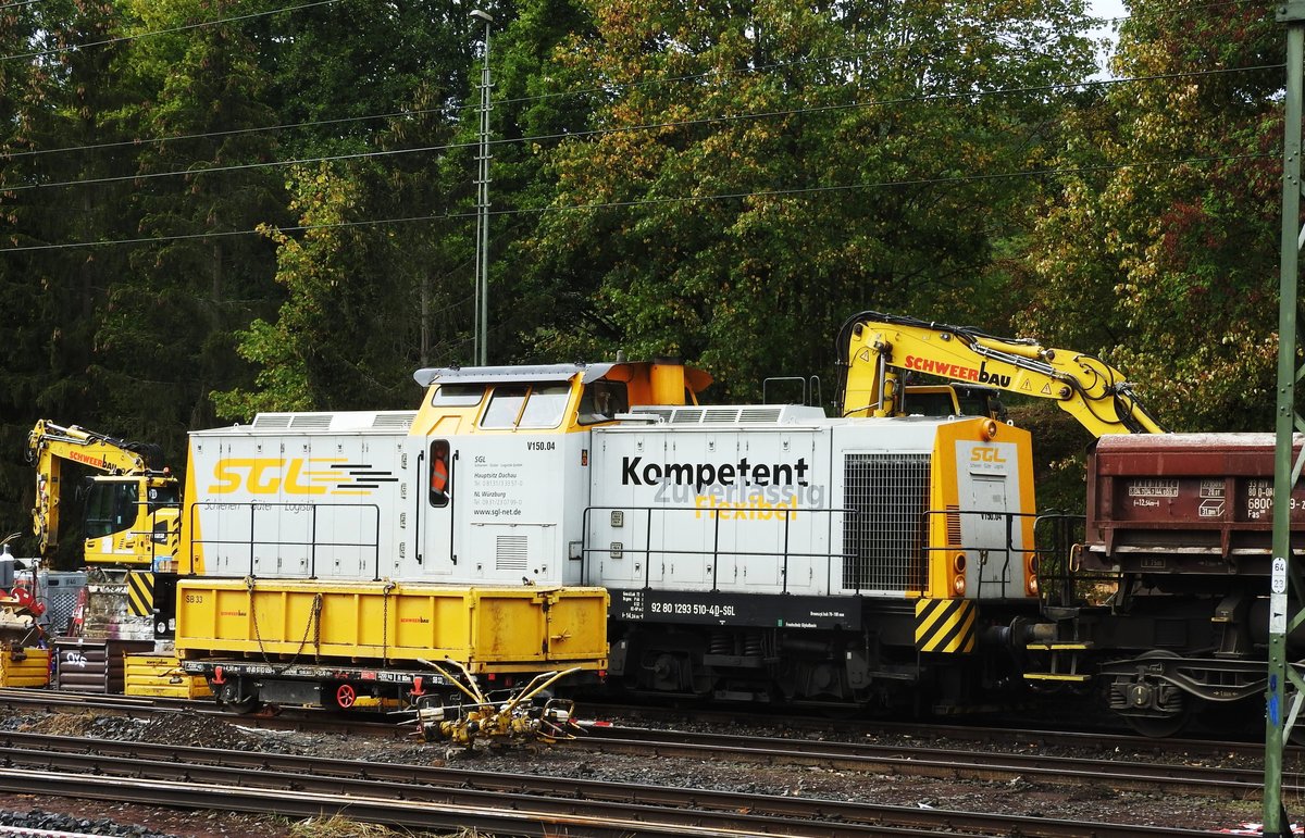DIESELLOK V 150.04 DER SGL IM BAHNHOF AU/SIEG
Bei Gleisbauarbeiten im BAHNHOF AU/SIEG am 22.9.2018 gesehen,die V 150.04 der
SCHIENEN-GÜTER-LOGISTIK.....