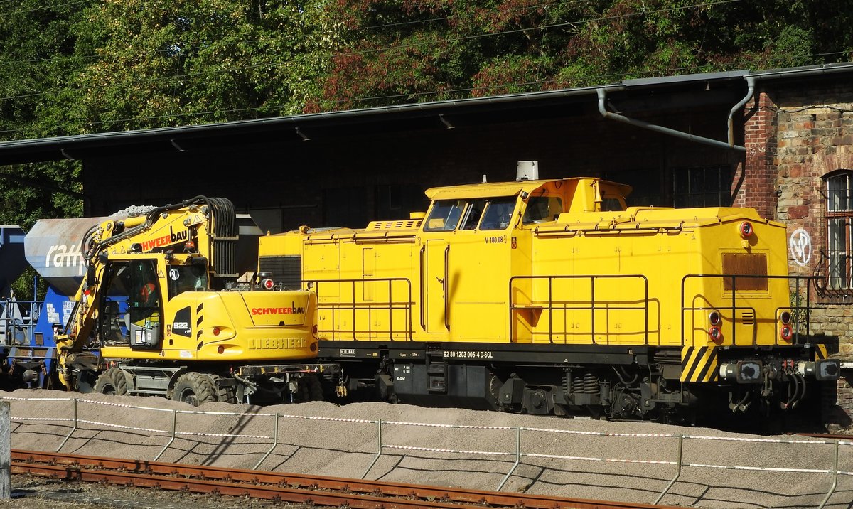 DIESELLOK V 180.08 MIT LIEBHERR 2-WEGE-BAGGER VON SCHWEERBAU IM BAHNHOF AU/SIEG
Am 16.9.2018 gingen die Gleisbauarbeiten im Bahnhof AU/SIEG unvermindert weiter,
und ich konnte DIESELLOK V 180.08 mit vorgespannten Rail-Pro-Schotterwagen
und dem LIEBHERR 2-WEGE-BAGGER der Firma SCHWEERBAU auf dem Gleis davor
einfangen....weiß nicht,ob ich die richtige Kategorie ausgesucht habe,aber
diese gelbe Diesellok hatte ich noch nie vor der Linse....
