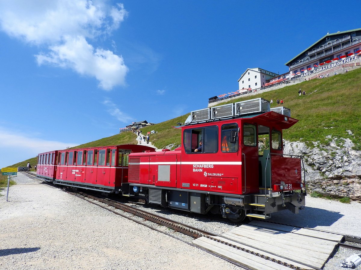 Diesellok-VZ31 schiebt die Garnitur zum äussersten Ende der Schafbergbahn;180728