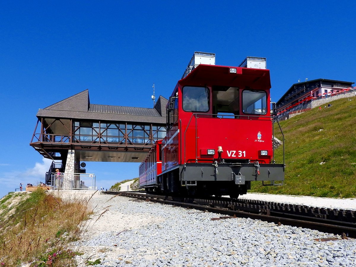 Diesellok, VZ31 verlässt wieder Talwärts die Haltestelle Schafberspitze; 180728