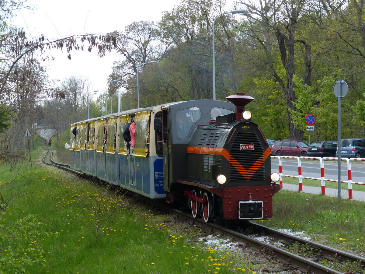 Diesellok WLs 50 der Parkeisenbahn Maltanka auf dem Weg zum Zoo. 1.5.2016