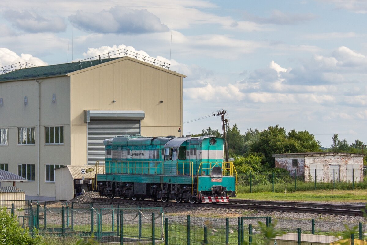 Diesellokomotive ČME3-5194 in der historischen Lackierung Estlands steht am Aufzug / Batyovo, Ukraine / 17.05.2025
