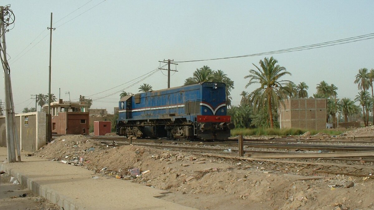 Diesellokomotive GM EMD G22 der �gyptischen Staatsbahnen in Luxor, im Mai 2002.