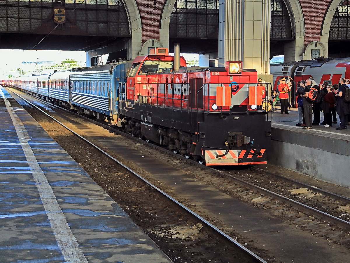 Diesellokomotive/ Rangierlokomotive ТЭМ-ТМХ 004  fährt mit einem Sonderzug in den  Kasaner Bahnhof in Moskau am 10 September 2017 ein.

 