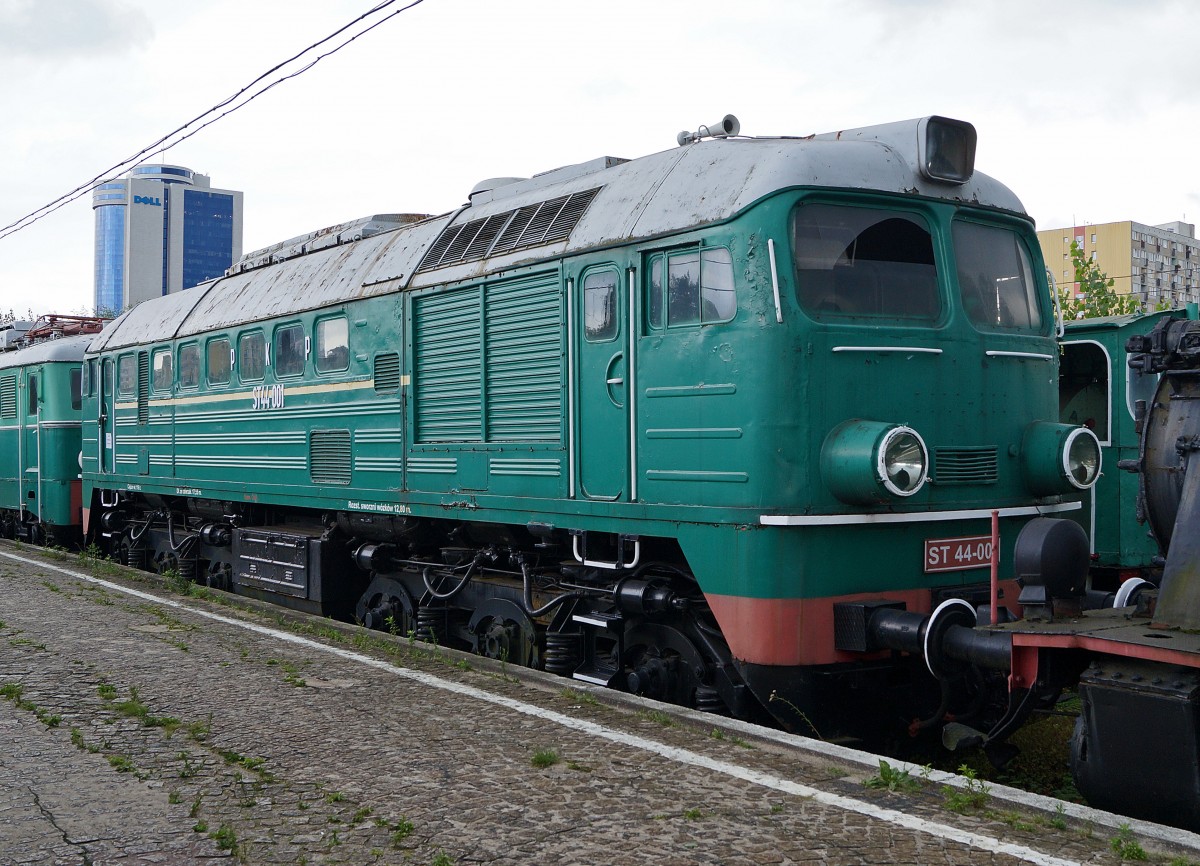DIESELLOKOMOTIVEN IN POLEN
P.K.P ST 44-001 (1966) im Museum Kolejnictwa aufgenommen am 14. August 2014. Für den Güterverkehr wurden insgesamt 1'182 Diesellokomotiven dieser Art beschafft. Trotz des geringen Alters und einer Höchstgeschwindigkeit von 100 km/h wurde diese Baureihe bereits ausrangiert. Bei der ST 44-001 handelt es sich um die erste abgelieferte Maschine, die im Eisenbahnmuseum Warschau überlebt hat.   
Foto: Walter Ruetsch 