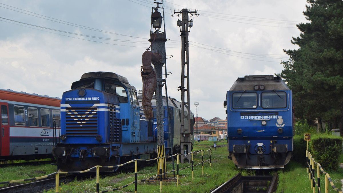 Dieselloks 92-53-0-890498-4 und 92-53-0-641219-6 im BW Sibiu am 29.07.2018. Der Zutritt im BW Sibiu ist bis zur Drehscheibe gestattet, da sich in diesem Bereich das Dampflokmuseum befindet.