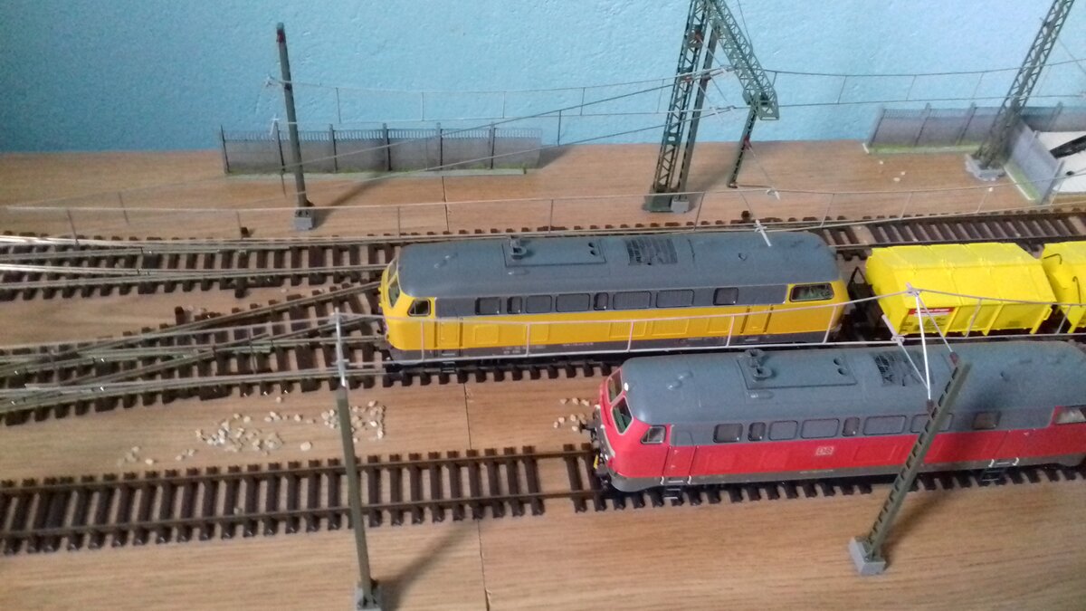 Dieselloks BR218 in DBAG. Es gibt sie in verkehrsroter Lackierung, und in gelb (DB Bahnbau). Am 12 November 2021 Jahre.