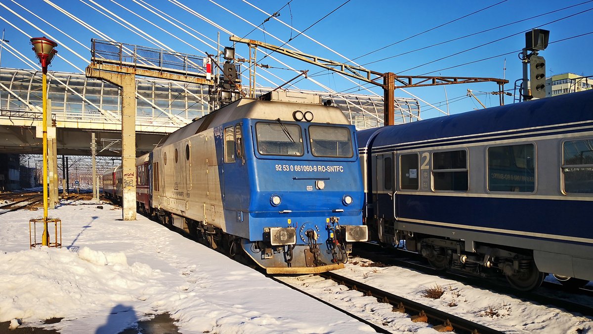 Dieselok 92-53-0-661060-9 mit Regiogarnitur am 18.01.2019 im Nordbahnhof Bukarest