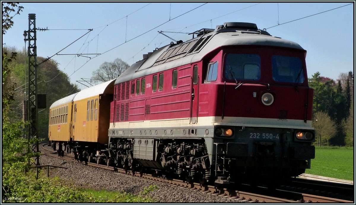 Dieselpower ...Made in Russia! Diese Ludmilla (232 550-4) mit zwei Bauzugwaggons kam mir am 15.04.14 in Rimburg auf der Kbs 485 vor die Linse.