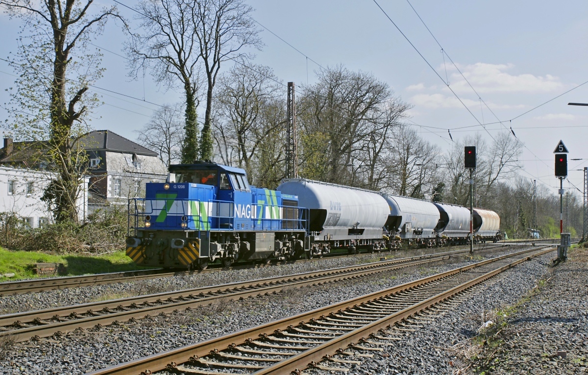 Dieselpower in Ratingen-Lintorf: Am 05.04.2023 befördert die NIAG 7, ebenfalls eine Vossloh G1206  (92 80 1275 018-0 D-NIAG), die Sodazug-Rückleistung von Düsseldorf-Reisholz nach Millingen durch Lintorf