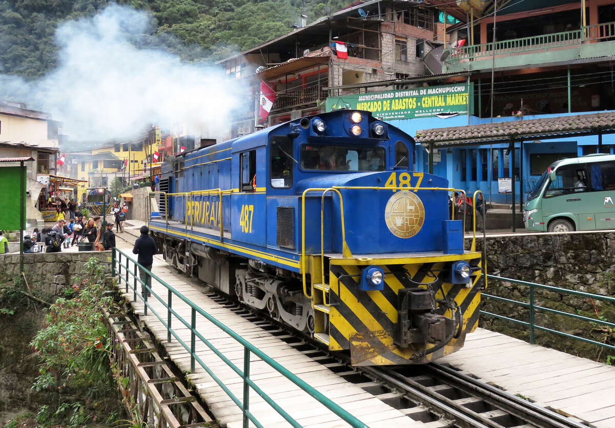 Dieselrauch in Aguas Calientes: Lok Nr. 487 f�hrt vom Abstellbahnhof durch das St�dtchen zum Personenbahnhof. Aguas Calientes, 15.7.2015
