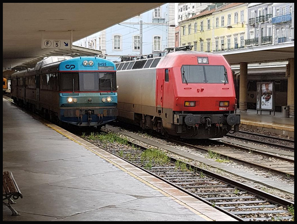Dieseltriebwagen 0455 neben Siemens Elektrolok 5609 am 19.3.2018 im Kopfbahnhof Santa Apolonia in Lissabon.