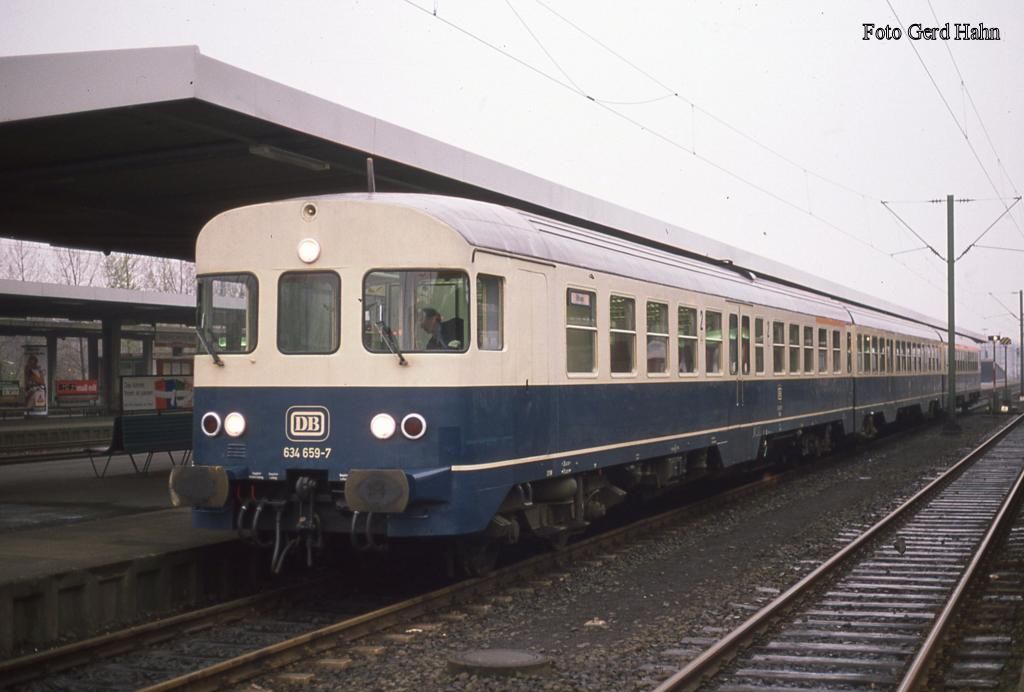 Dieseltriebwagen 634659 als E 6640 nach Wittingen am 5.4.1989 um 17.20 Uhr im HBF Braunschweig.