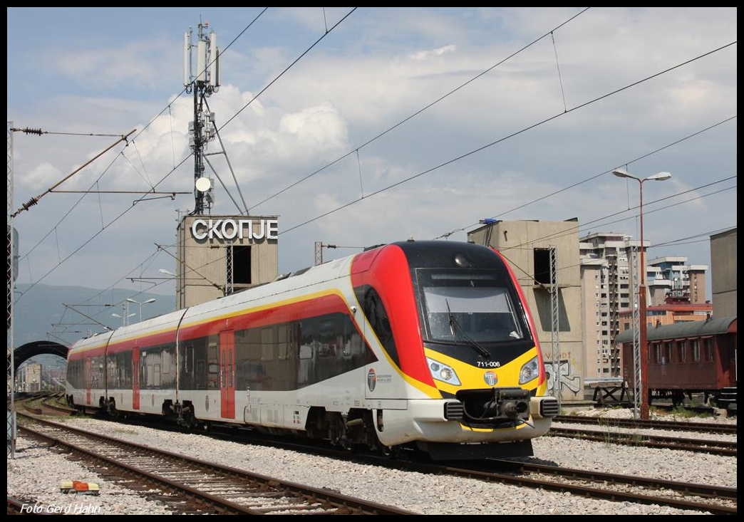 Dieseltriebwagen 711-008 fährt hier am 19.5.2017 aus dem Hauptbahnhof von Skopje aus. Die Aufzugtürme im Hintergrund auf den Bahnsteigen sind übrigens funktionslos!