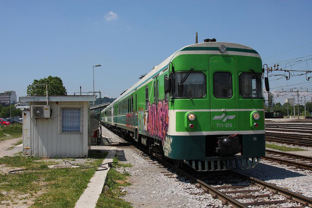 Dieseltriebwagen 711015 steht am 24.5.2011 im Hauptbahnhof Lubljana
an der Tankanlage.