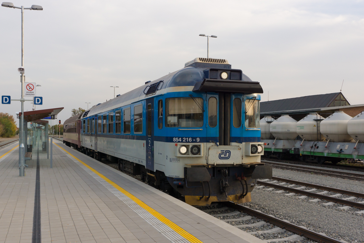 Dieseltriebwagen 854 216-9 verlässt am 15.10.2018 den Bahnhof Mikulov in Richtung Znojmo.