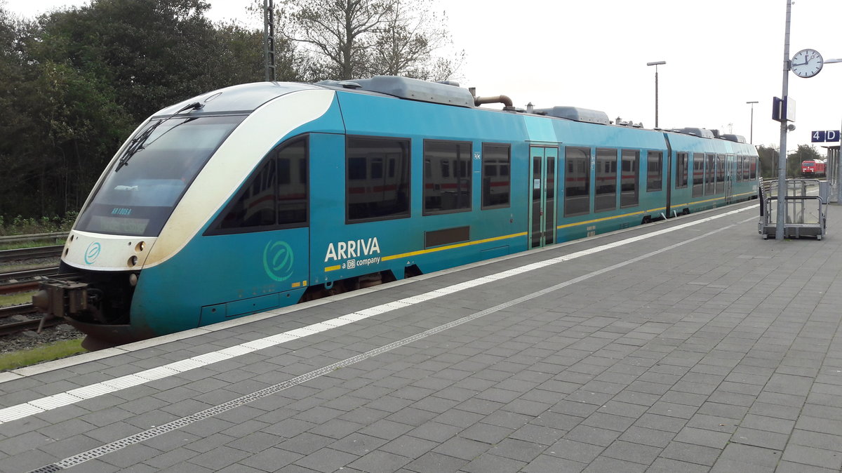 Dieseltriebwagen, 95 86 002 1005-7, AR 1005 A/B, ARRIVA aus Dänemark verkehrt zwischen Niebüll und Tønder /Esbjerg. Am 17.10.17. In Niebüll Bahnhof.
