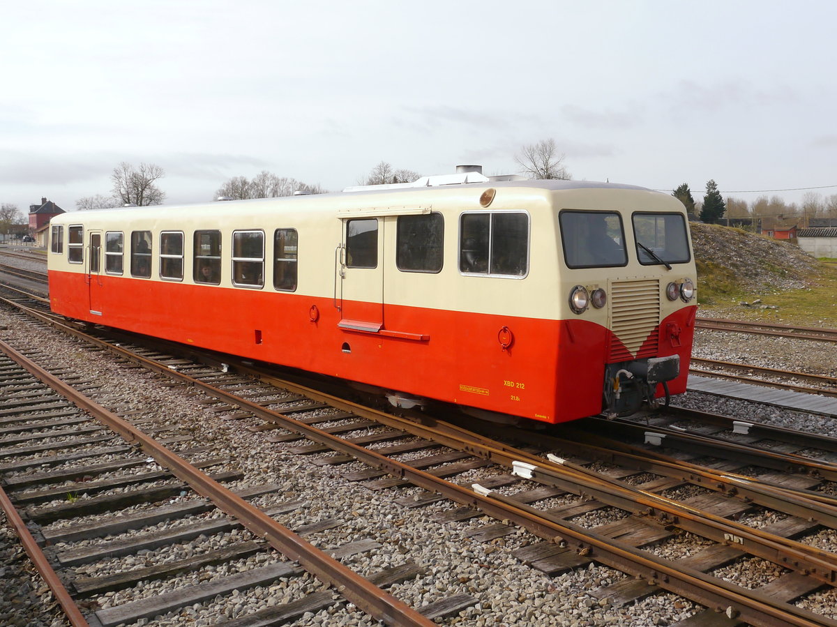 Dieseltriebwagen CFBS-X212 unterwegs als CFBS-Zug Le-Crotoy10:10-Noyelles-sur-Mer10:35-St.Valery-Port10:55.
Der Triebwagen wurde von Verney 1950 gebaut und war früher auf den Meterspurnetzen PO-Corrèze und Blanc-Argent(SNCF) in Einsatz.
Die Chemin-de-Fer-de-la-Baie-de-Somme (CFBS) ist eine meterspurige Museumseisenbahn in Nordfrankreich an der Mündung der Somme in den Atlantik.
Noyelles-sur-Mer (Zoom vom Bahnsteig)
26.03.2016