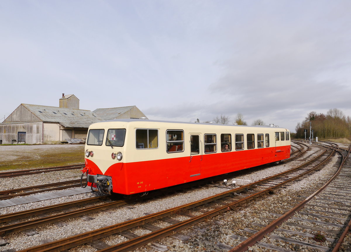 Dieseltriebwagen CFBS-X212 unterwegs als CFBS-Zug Le-Crotoy10:10-Noyelles-sur-Mer10:35-St.Valery-Port10:55.
Der Triebwagen wurde von Verney 1950 gebaut und war früher auf den Meterspurnetzen PO-Corrèze und Blanc-Argent(SNCF) im Einsatz.
Die Chemin-de-Fer-de-la-Baie-de-Somme (CFBS) ist eine meterspurige Museumseisenbahn in Nordfrankreich an der Mündung der Somme in den Atlantik.
Noyelles-sur-Mer (Zoom vom Bahnsteig)
26.03.2016