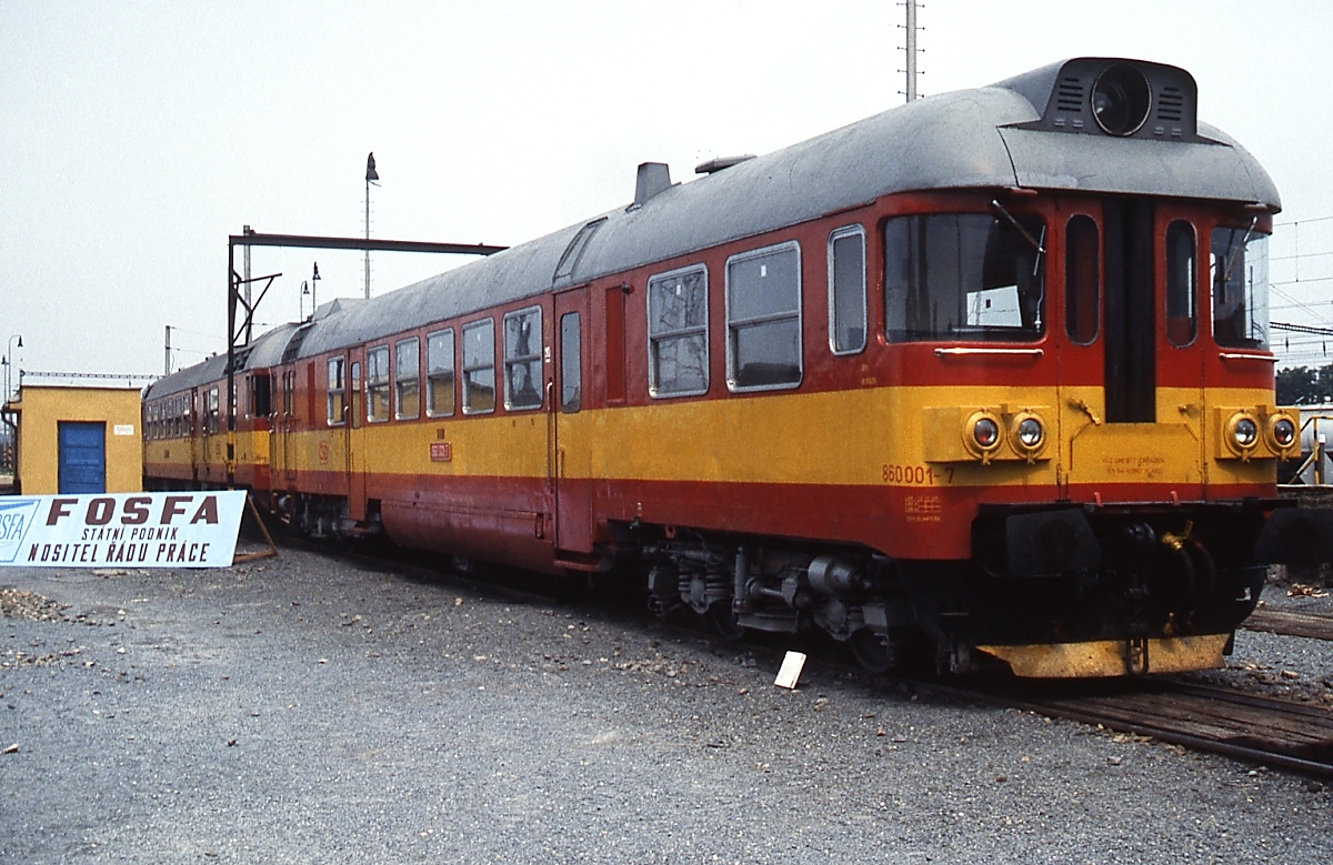 Dieseltriebwagen der CSD: Auf der Fahrzeugausstelliung zum 150-jährigen Jubiläum der Eisenbahn auf dem Gebiet der Tschechoslowakei wurde in Brno der 1973 hergestellte 860 001-7 ausgestellt. Eigentlich war eine Serienfertigung geplant, doch es blieb bei zwei Prototypen. Der 860 001-7 blieb museal erhalten.