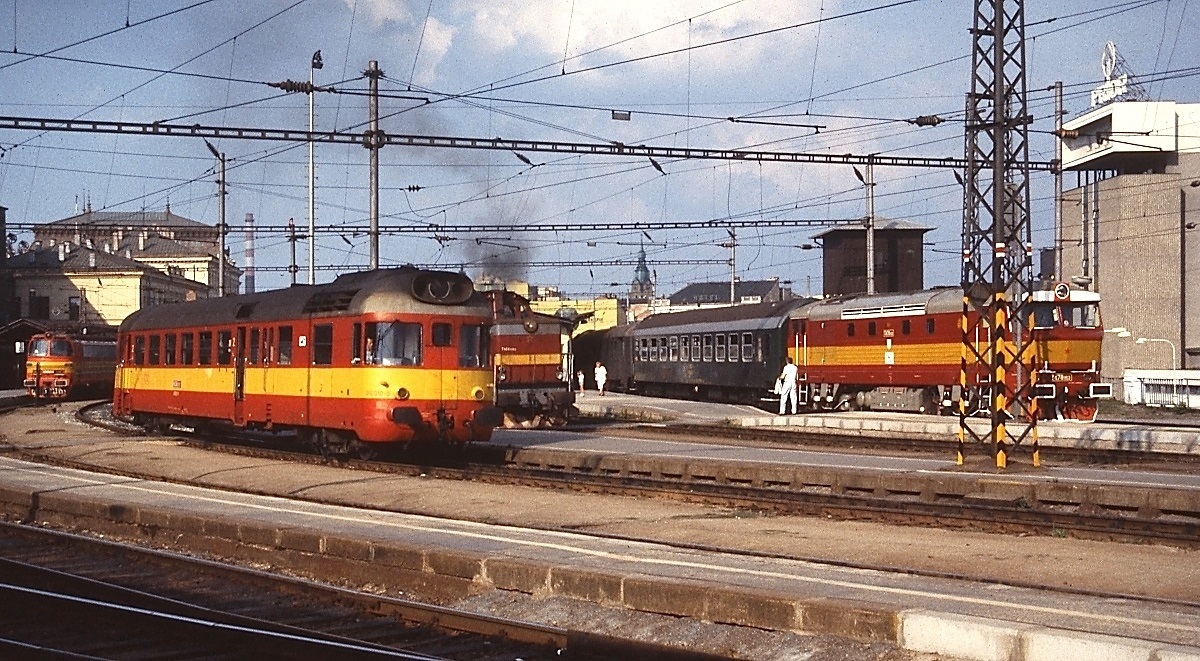 Dieseltriebwagen der CSD: Im Juli 1989 verlässt der 850 010-5 Brno hl. n.. Diese Triebwagen wurden zwischen 1962 und 1967 in Dienst gestellt und beförderten zunächst Schnell- und Eilzüge, bevor sie in den Regionalverkehr abwanderten. Außerdem beleben im Hintergrund links eine 230 und rechts vom Triebwagen eine 466 und eine 751 das Bild.