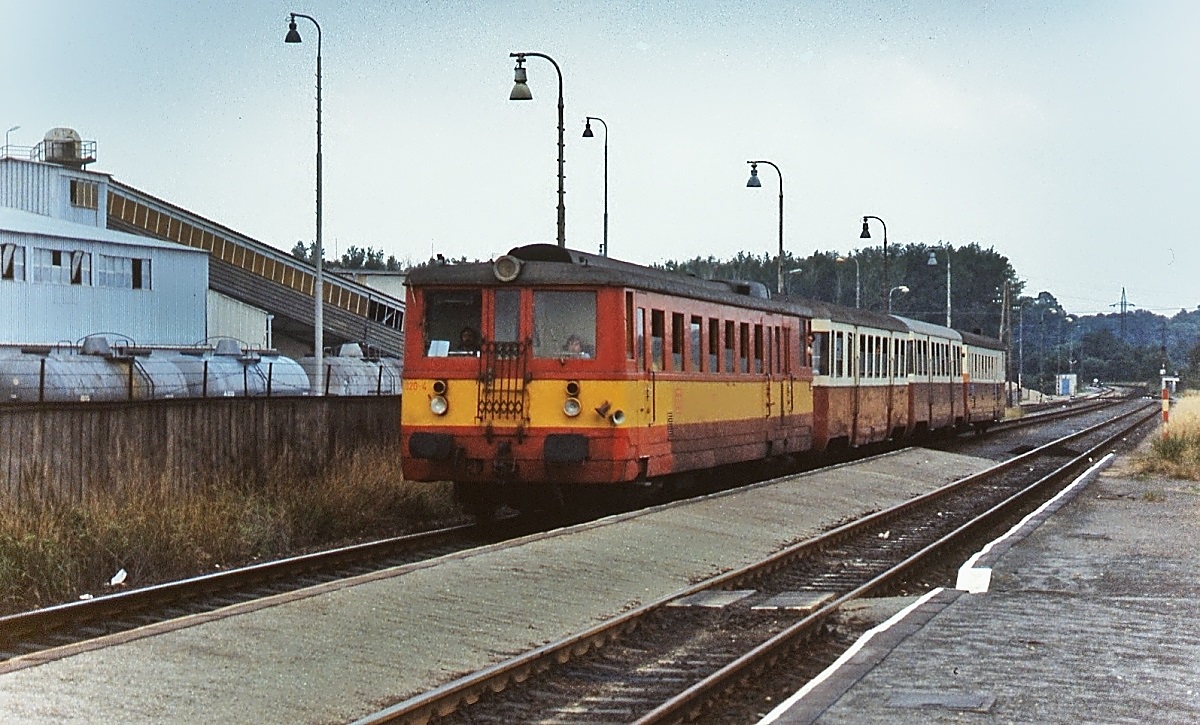 Dieseltriebwagen der CSD: Zwischen 1949 bis 1960 lieferten Královopolská/Brno sowie Tatra Studénka in mehreren Serien insgesamt 250 Triebwagen der Reihe M 262.0 (später 830) an die CSD. Der 830 020-4 gehört zur ersten Serie, die am flachen Tonnendach, den Übergangsgittern und den großen Frontscheiben erkennbar war. Hier ist er im Frühjahr 1998 auf der Strecke Karlovo Vary - Chomutov unterwegs.
