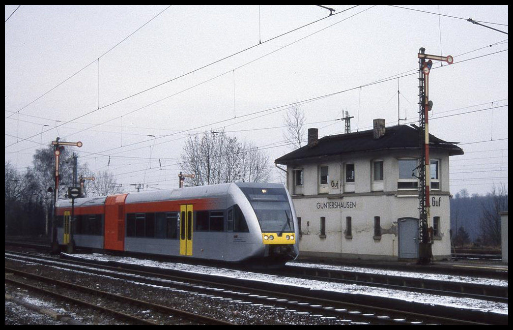 Dieseltriebwagen KNE 508102 erreicht hier am 26.1.2000 um 12.23 Uhr aus Kassel kommend den Bahnhof Guntershausen.