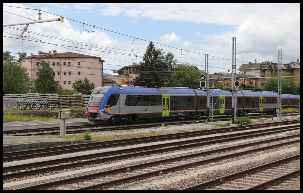 Dieseltriebwagen der Reihe ATR 220 standen am 30.5.2022 im Gleisvorfeld des Bahnhof Belluno.
Um 11.10 Uhr fuhr dann dieser ATR 220034 in den Bahnhof auf Gleis 1.