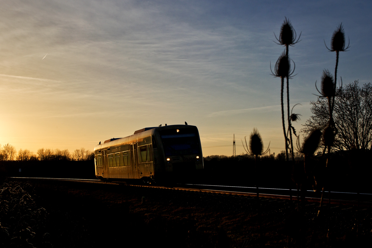 Dieseltriebwagen VT 238 der Hzl fährt am Abend des 19.12.2015 von Blumberg Zollhaus kommend nach Rottweil in Deisslingen vorbei.