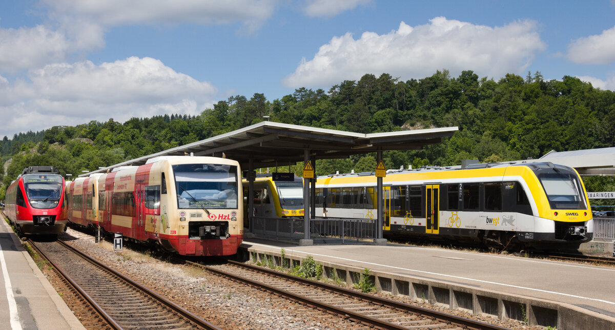 Dieseltriebwagen zweier Staatsunternehmen treffen sich am 10.07.2022 in Sigmaringen: 644 037 als RE55 Tuttlingen-Ulm, Doppeltraktion RS1 als Hzl nach Blumberg-Zollhaus, 612 136 als IRE6 nach Stuttgart und 622 810 kam gerade als RB68 aus Gammertingen. 