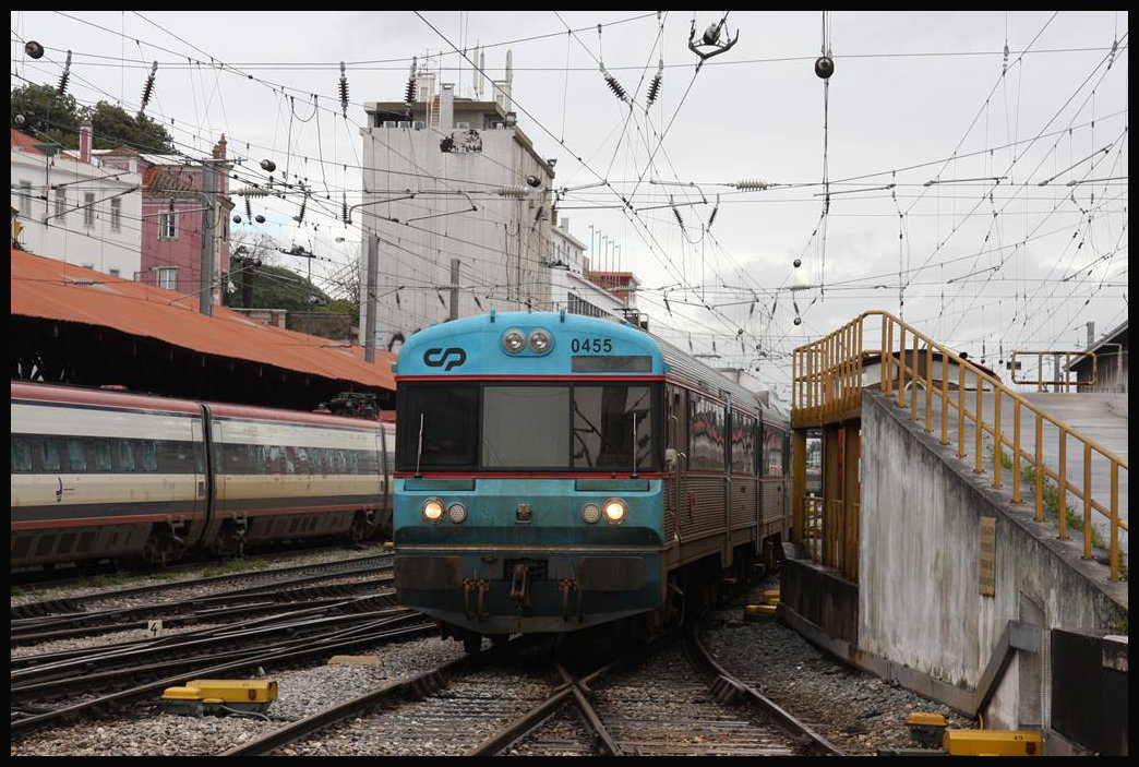 Dieseltriebzug 0455 fährt hier am 19.3.2018 in den Kopfbahnhof Santa Apolonia in Lissabon ein.