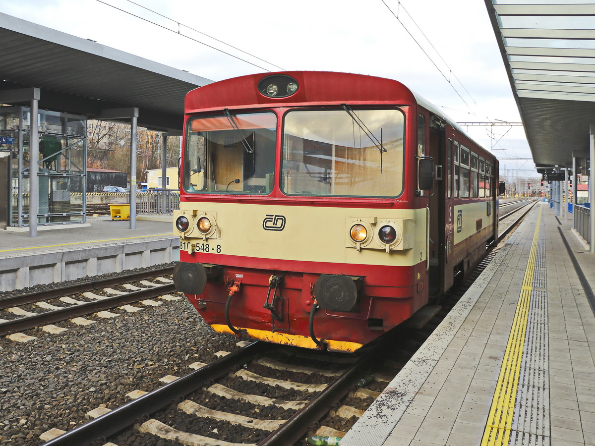 Dieseltriebzug 810 548-.8 steht kurzzeitig im Bahnhof von Karlsbad am 22. Februar 2019.