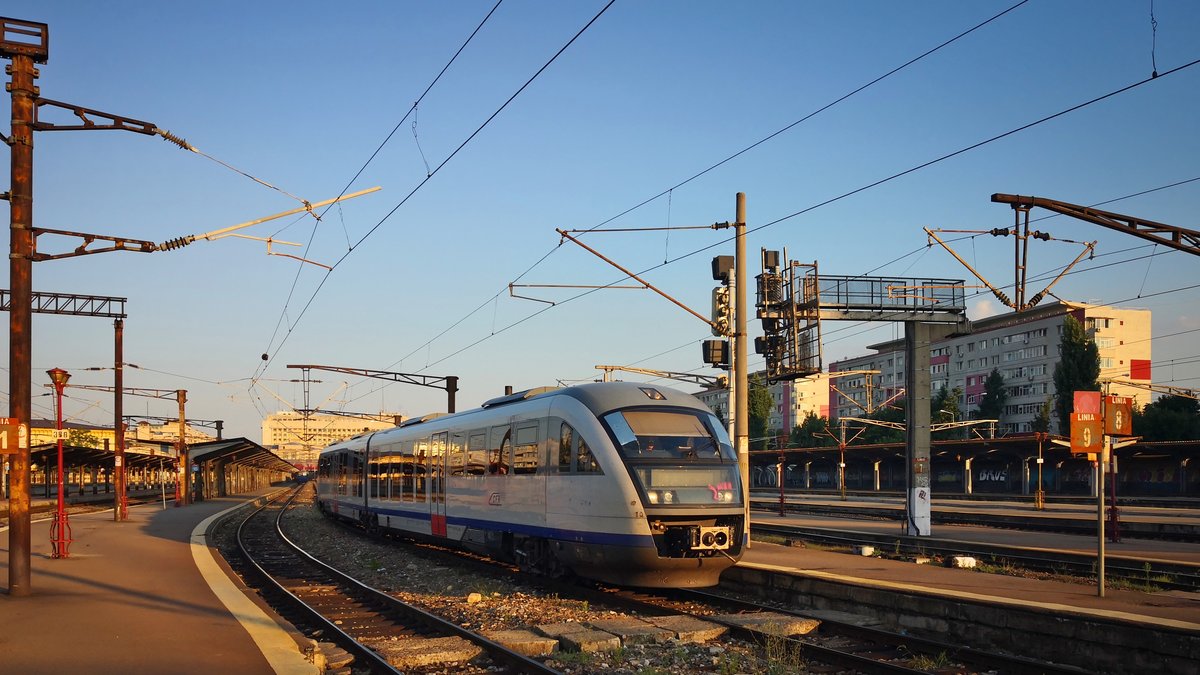 Dieseltriebzug der Baureihe 96 am 06.08.2019 im Nordbahnhof Bukarest.