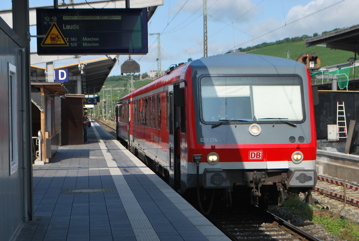 Dieseltriebzug BR 628 224 wartet in Würzburg Hbf auf Abfahrt nach Lauda (August 2017).