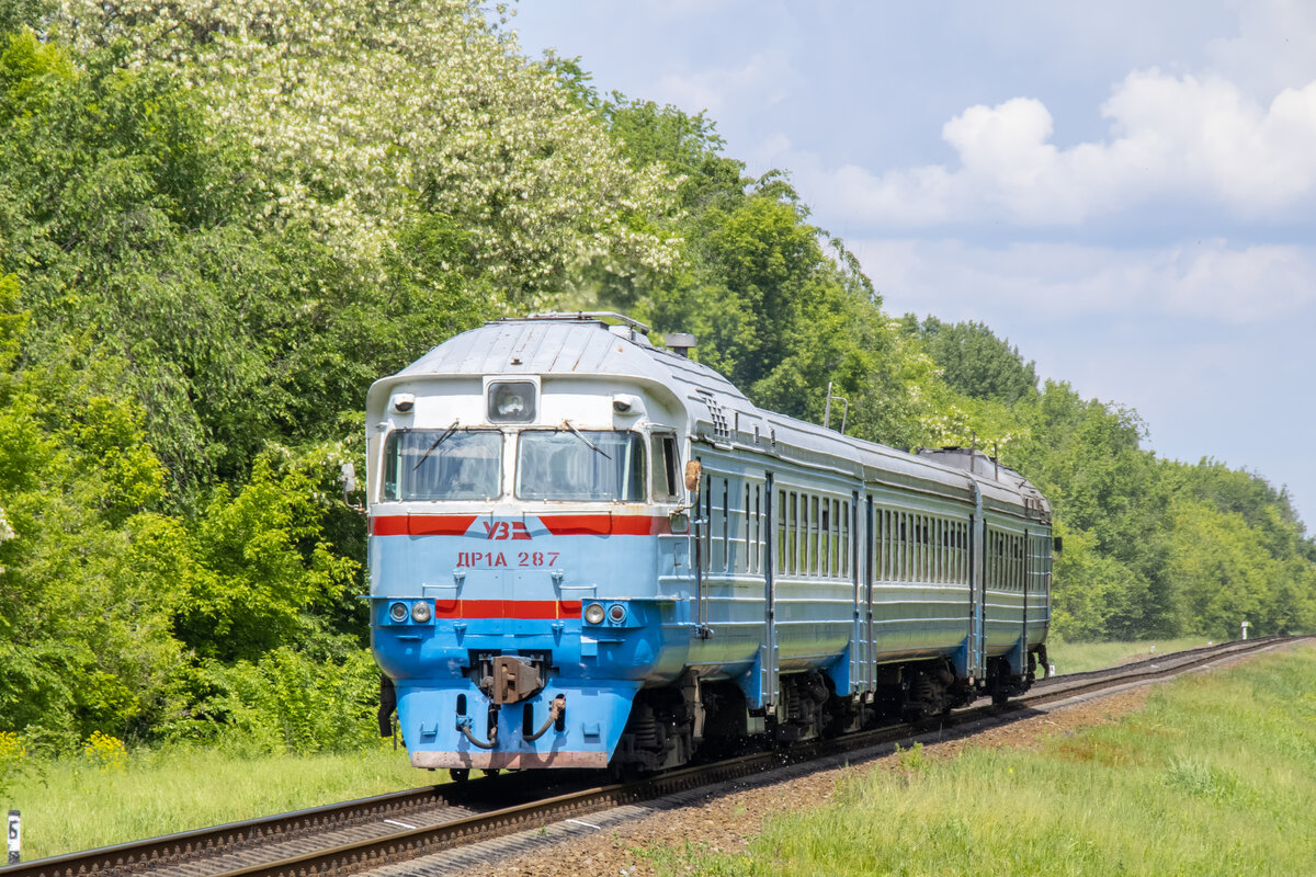 Dieseltriebzug DR1A-287 als Nahverkehrszug aus Nischyn, 19.05.2024