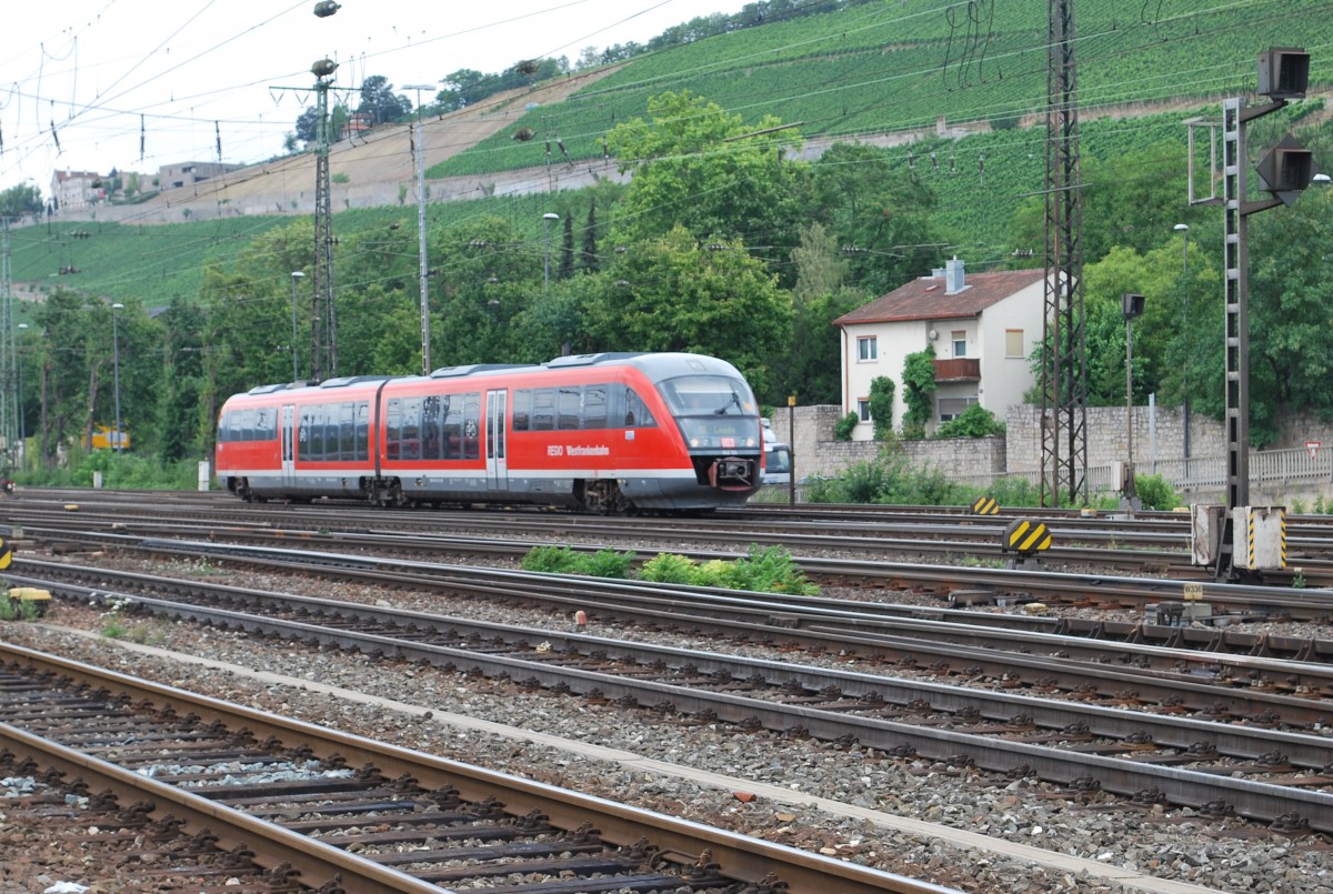 Dieseltriebzug Nr. 642 124-1 der Westfrankenbahn rangiert in Würzburg Hbf. 29. Juli 2015.