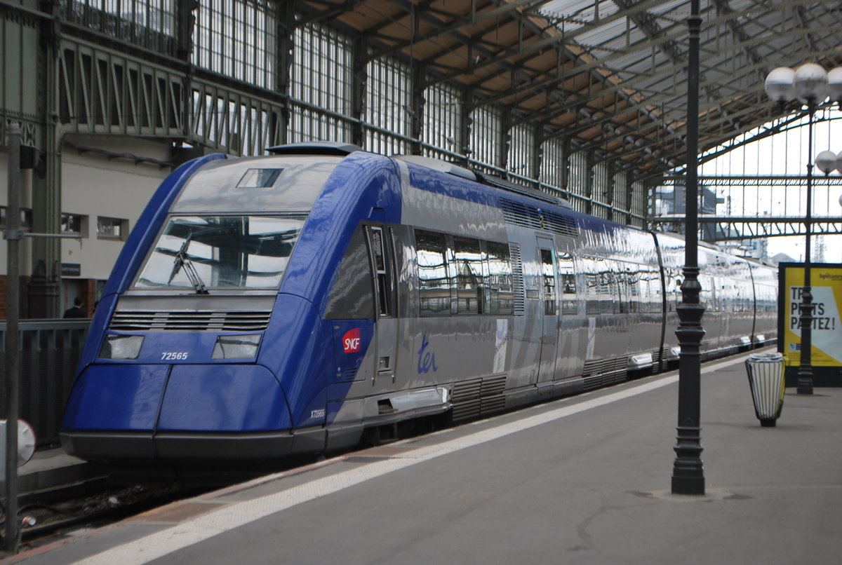 Dieseltriebzug x72565 der SNCF im Bahnhof Tours am 5. Juli 2018.