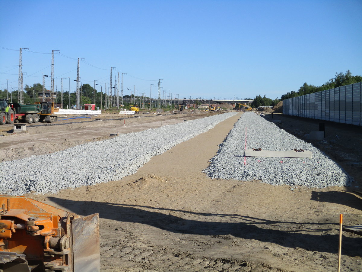 Diesen Blick hat man vom zukünftigen Ende der Abstellgleise aus in Stralsund.Die ersten Betonschwellen liegen auch schon,so das bald auch die ersten Gleise liegen werden.Aufgenommen am 15.Juni 2020.