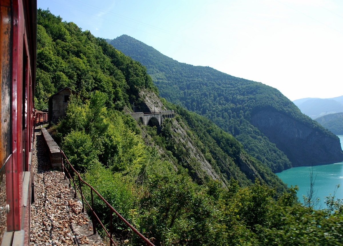 Diesen Blick - wie am 26.8.2008 - wird man aus den Zug nicht mehr haben. Inzwischen liegen hier keine Gleise mehr, das ehemalige Bahnwärterhaus ist abgerissen und es wurde dort eine Aussichtsplattform errichtet, die über einen Weg auf der ehemaligen Trasse erreichbar ist. Der zukünftige Bahnbetrieb endet aus Richtung La Mure hinter der Kurve, wo auch ein Restaurant entstanden ist.