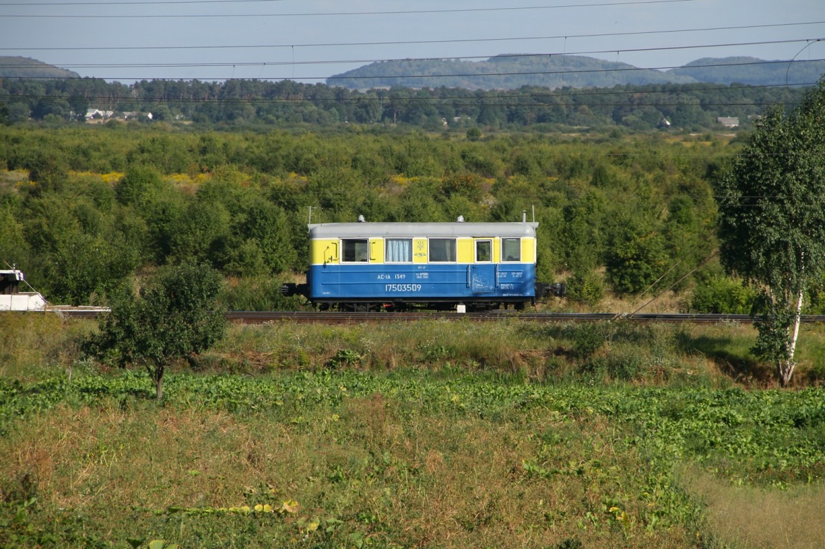 Diesen Brotzeitwagen habe ich kurz vor Lviv am 18.08.2015 gesehen. Schön passt er in den Landesfarben in die ukrainische Landschaft.